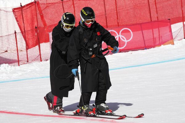 冬奥会工作人员进行赛道标志线喷涂作业。 - 俄罗斯卫星通讯社