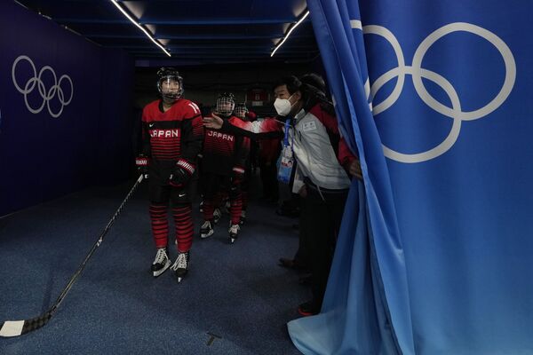 日本冰球队员床秦留可领队出场比赛。 - 俄罗斯卫星通讯社