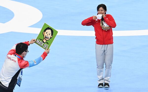 .日本速度滑冰运动员高木美帆登台领奖。 - 俄罗斯卫星通讯社