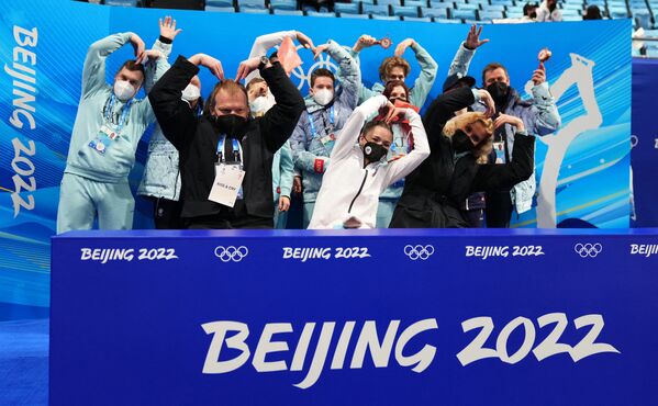俄罗斯花样滑冰运动员庆祝夺得2022年北京冬奥会比赛冠军。 - 俄罗斯卫星通讯社