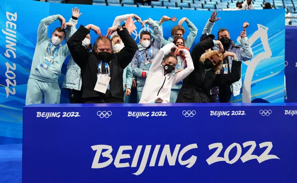 俄羅斯花樣滑冰運動員慶祝奪得2022年北京冬奧會比賽冠軍。 俄羅斯花樣滑冰運動員慶祝奪得2022年北京冬奧會比賽冠軍。 - 俄羅斯衛星通訊社