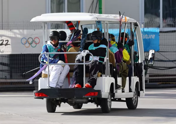 各國運動員乘坐擺渡車前往冬奧會賽場。 - 俄羅斯衛星通訊社