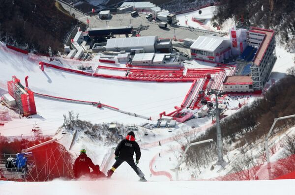 冬奥会工作人员对赛道进行赛前检查。 - 俄罗斯卫星通讯社