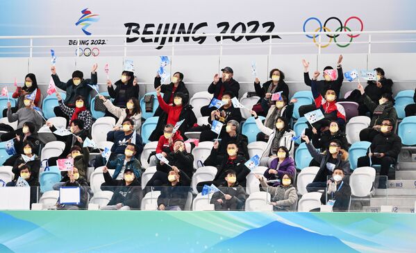 观众们在北京冬奥会现场观看速度滑冰。 - 俄罗斯卫星通讯社