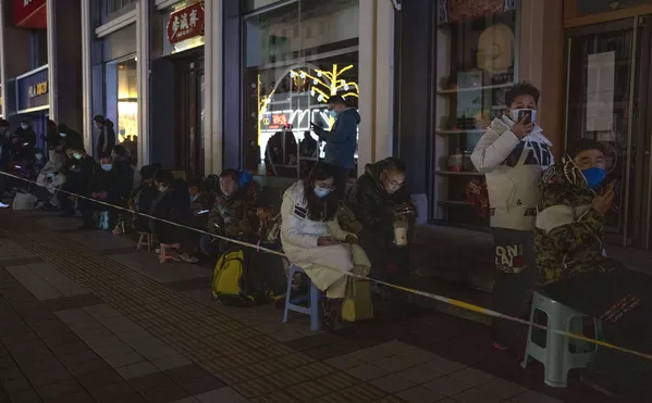 北京市民在王府井工美大廈等候購買冬奧會吉祥物“冰墩墩”。 北京市民在王府井工美大廈等候購買冬奧會吉祥物“冰墩墩”。 - 俄羅斯衛星通訊社