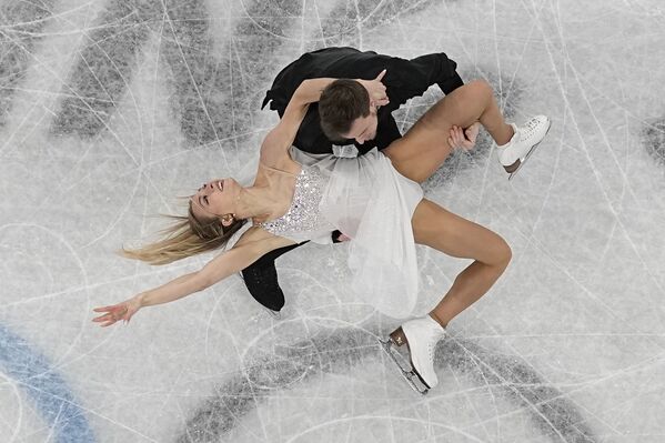 2022年北京冬奥会，俄罗斯奥委会队冰舞组合维多利亚·西尼钦娜和尼基塔·卡察拉波夫在冰舞自由舞的比赛中。 - 俄罗斯卫星通讯社