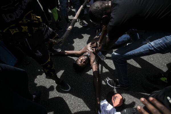 示威者在巴西里約熱內盧舉行抗議，譴責種族主義。上個月一名剛果移民被毆打致死，2022年2月5日。 - 俄羅斯衛星通訊社