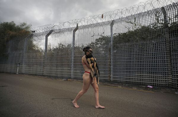 一名以色列女性在以色列與約旦邊境戈蘭高地隔離牆附近的溫泉沐浴，2022年2月5日。 - 俄羅斯衛星通訊社