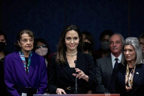 演員安吉麗娜·朱莉2022年2月9日在美國華盛頓國會大廈就《反對婦女暴力法》發表講話。 - 俄羅斯衛星通訊社