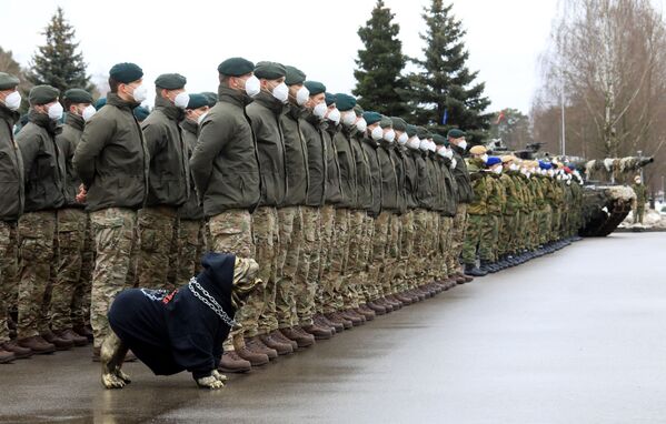 2022年2月9日，在立陶宛魯科拉舉行北約“強化前沿部署”(eFP)戰鬥群儀式，一隻鬥牛犬玩偶站在英國士兵旁邊。當天是北約決定增加在東部的軍事前沿存在的5週年。 - 俄羅斯衛星通訊社
