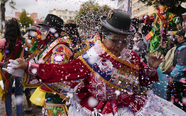 玻利維亞拉巴斯狂歡節開幕式的演出，2022年2月6日。 - 俄羅斯衛星通訊社