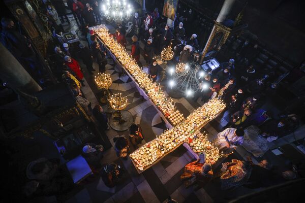 位於保加利亞首都索菲亞的聖母瑪利亞教堂舉行“蜂蜜神化（the sanctification of honey）”彌撒，數百個蜂蜜罐子和燃燒的蠟燭被排成十字形，紀念東正教中養蜂人的守護神，2022年2月10日。 - 俄羅斯衛星通訊社