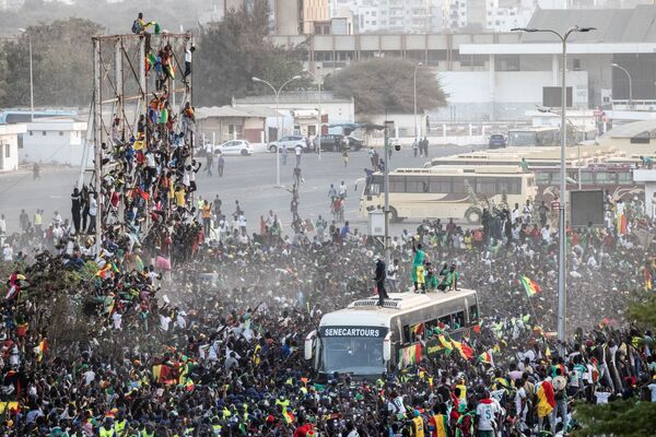 2022年2月7日，塞內加爾足球隊戰勝埃及首次贏得非洲杯，球迷們歡呼雀躍。塞內加爾總統宣佈2月7日為公共假日。 - 俄羅斯衛星通訊社