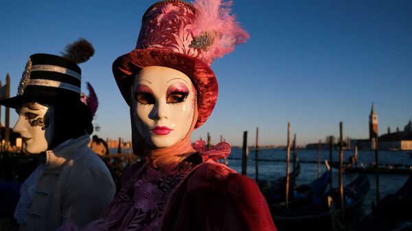 盛装打扮的民众参加威尼斯狂欢节。 - 俄罗斯卫星通讯社
