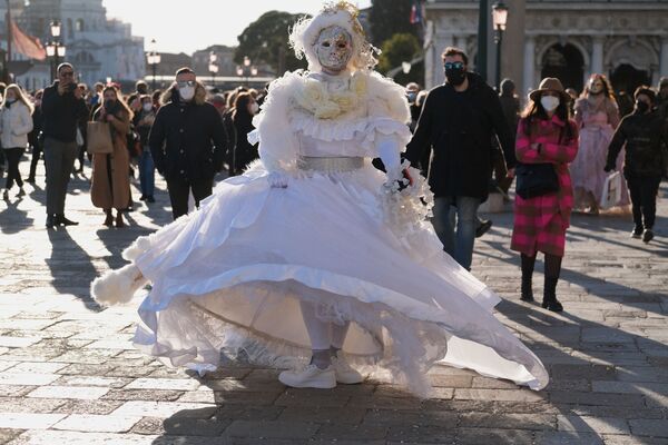 盛裝打扮的民眾參加威尼斯狂歡節。 - 俄羅斯衛星通訊社