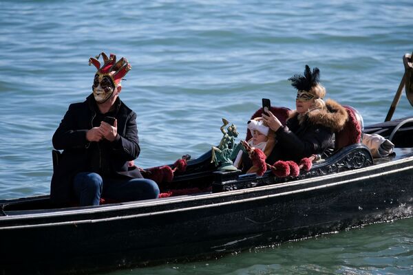盛装打扮的民众参加威尼斯狂欢节。 - 俄罗斯卫星通讯社