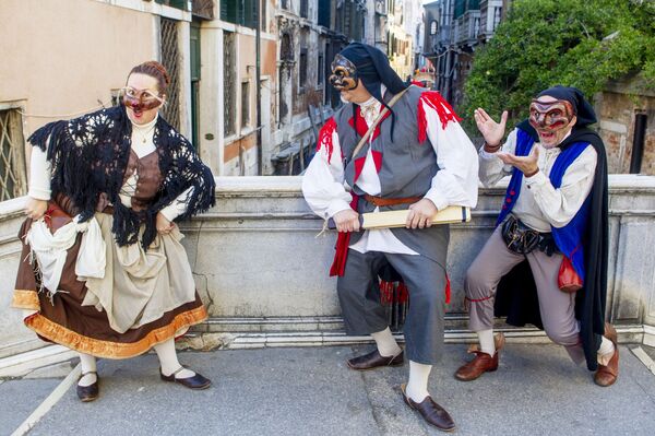 威尼斯街上，参加威尼斯狂欢节的民众。 - 俄罗斯卫星通讯社