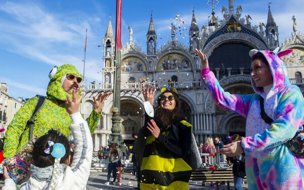 圣马可广场上，参加威尼斯狂欢节的民众。 - 俄罗斯卫星通讯社