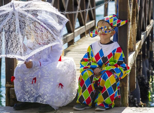 威尼斯街上，参加威尼斯狂欢节的小朋友。 - 俄罗斯卫星通讯社
