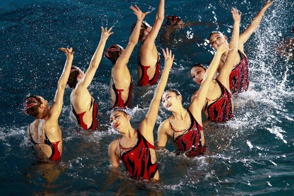朝鮮花樣游泳運動員慶祝光明星節的表演。 - 俄羅斯衛星通訊社