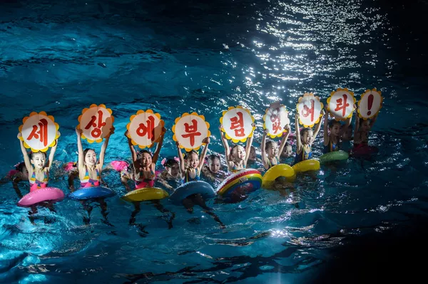 朝鮮花樣游泳運動員慶祝光明星節的表演。 朝鮮花樣游泳運動員慶祝光明星節的表演。 - 俄羅斯衛星通訊社