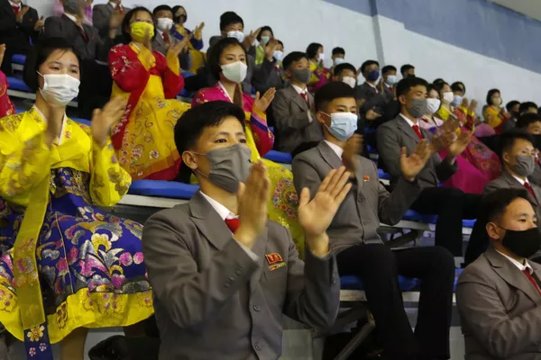 朝鮮花樣游泳運動員慶祝光明星節表演的演出現場觀眾。 朝鮮花樣游泳運動員慶祝光明星節表演的演出現場觀眾。 - 俄羅斯衛星通訊社