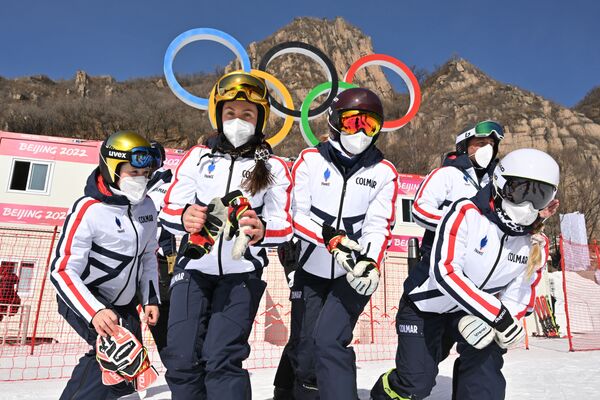 北京延慶國家高山滑雪中心，法國女子高山滑雪隊員(從左起)羅馬娜 · 米拉多利、蒂法妮 · 戈捷、卡米耶 · 塞魯蒂和勞拉 · 戈謝在比賽終點附近合影留念，2022年2月6日。 - 俄羅斯衛星通訊社