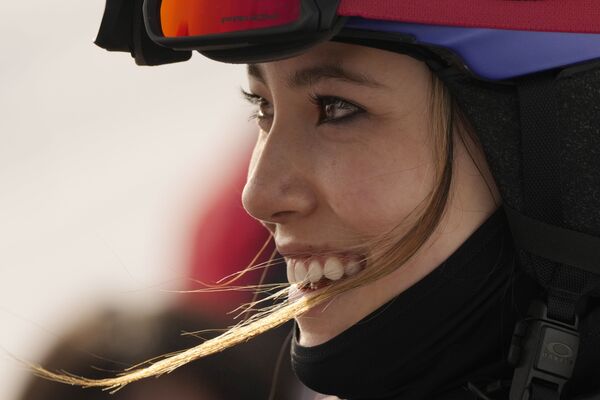 中国选手谷爱凌观看北京冬奥会单板滑雪女子U型池决赛，2022年2月10日。 - 俄罗斯卫星通讯社