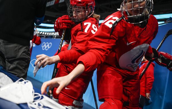 俄羅斯女子冰球隊隊員在與加拿大隊比賽前拿取口罩。 - 俄羅斯衛星通訊社