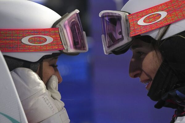 法国选手佩琳 · 拉丰(右)在2022年冬奥会女子雪上技巧比赛颁奖仪式前与日本选手川村安里交谈，2022年2月6日。 - 俄罗斯卫星通讯社