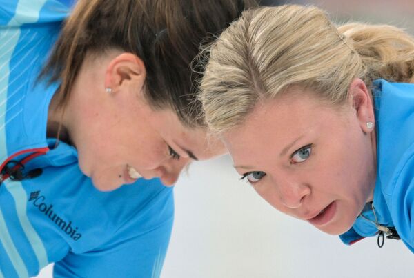 美國冰壺運動員尼娜 · 羅思（右）和貝卡·漢密爾頓（左）參加2022年北京冬季奧運會美國隊對陣中國隊的女子冰壺比賽。 - 俄羅斯衛星通訊社