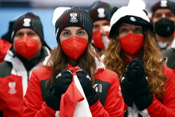 奥地利运动员观看本国双人雪橇运动员托马斯·施托伊和洛伦茨·科勒的比赛，2022年2月9日。 - 俄罗斯卫星通讯社