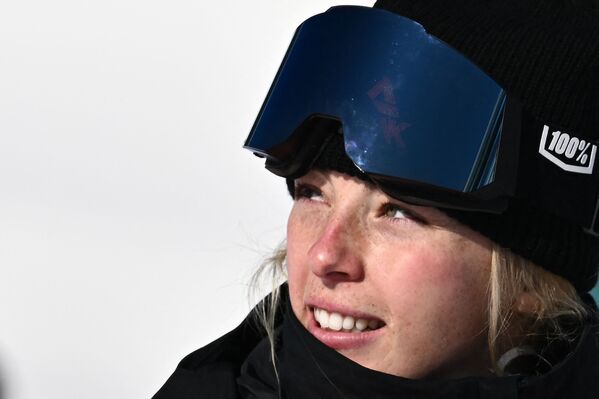 北京2022年冬奧會單板滑雪女子坡面障礙技巧金牌得主佐伊 · 薩多夫斯基·辛諾特，2022年2月6日。 - 俄羅斯衛星通訊社