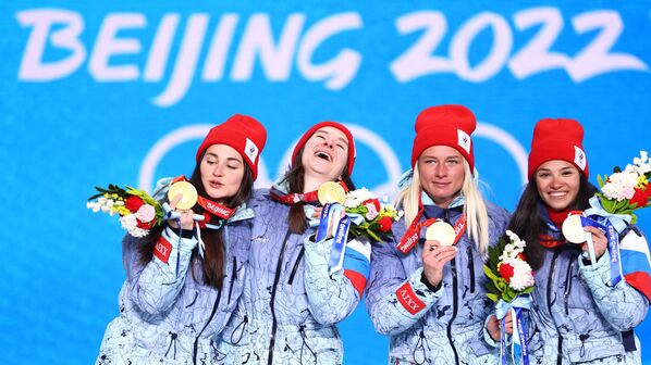 俄罗斯奥委会队2月12日获得北京2022年冬奥会越野滑雪女子4×5公里接力比赛金牌。运动员尤利娅·斯图帕克、纳塔利娅·涅普里亚耶娃、塔季扬娜·索丽娜、韦罗妮卡·斯捷潘诺娃在奖牌颁发仪式上。 - 俄罗斯卫星通讯社