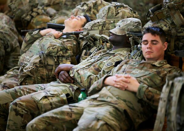 北卡羅來納州，美軍士兵等待前往歐洲的飛機。 - 俄羅斯衛星通訊社