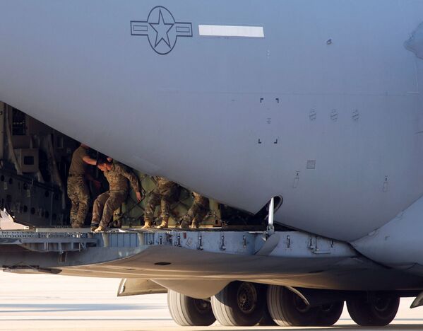 北卡罗来纳州，美军士兵将货物搬上飞机。 - 俄罗斯卫星通讯社