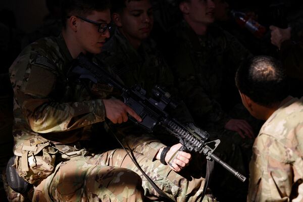 北卡罗来纳州，美军士兵携带武器前往欧洲。 - 俄罗斯卫星通讯社