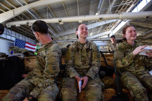 北卡羅來納州，美軍士兵邊說俄語單詞邊笑。 - 俄羅斯衛星通訊社