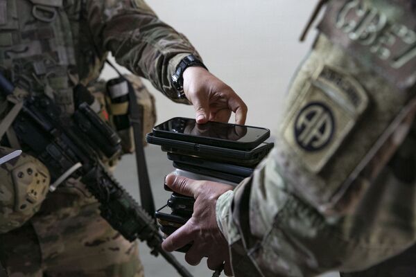 北卡羅來納州，美軍士兵在被派往歐洲之前上交自己的手機。 - 俄羅斯衛星通訊社