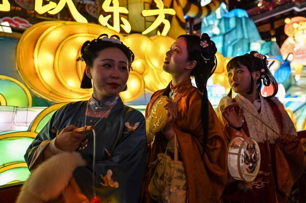 身着中国传统服装的女孩在上海豫园庆祝元宵节，，2022年2月15日。 - 俄罗斯卫星通讯社