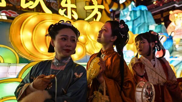 上海元宵節燈會上穿著古典服裝的女孩 - 俄羅斯衛星通訊社