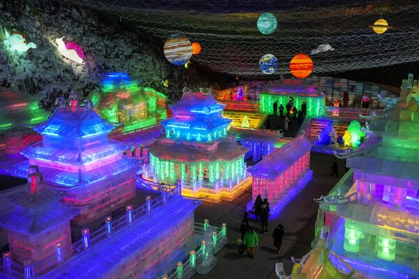 北京市民在龙庆峡冰灯节上观赏被彩灯点亮的冰雕，2022年2月15日。 - 俄罗斯卫星通讯社