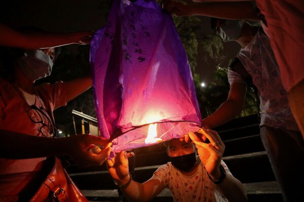 馬來西亞巴生港的民眾放飛天燈慶祝傳統的中國元宵節，2022年2月15日。 - 俄羅斯衛星通訊社