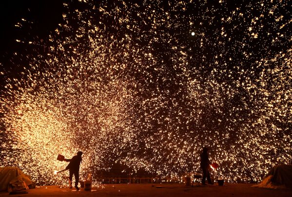 匠人們在北京一座公園裡表演打鐵花慶祝元宵節，2022年2月15日。 - 俄羅斯衛星通訊社