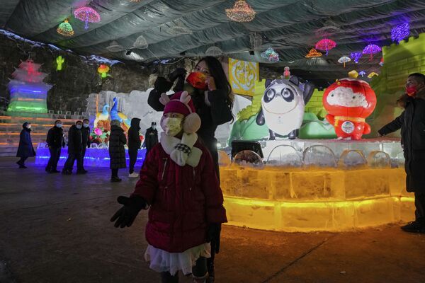 北京延慶龍慶峽冰燈節的北京冬奧會和殘冬奧會吉祥物，2022年2月15日。 - 俄羅斯衛星通訊社