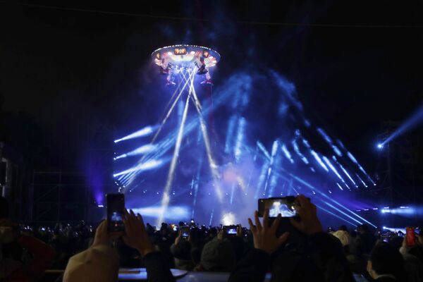 台北民眾觀看元宵節燈會，2022年2月15日。 - 俄羅斯衛星通訊社