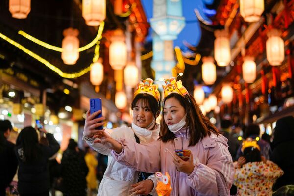 兩名佩戴口罩的女孩在上海豫園燈會合影，2022年2月15日。 - 俄羅斯衛星通訊社