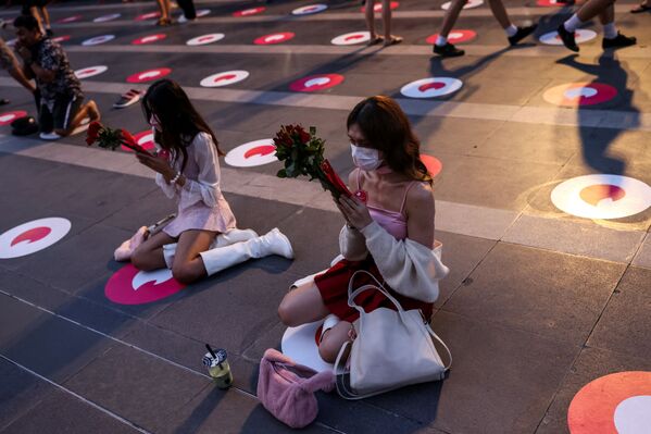 曼谷青年們在情人節當天進行三相神集體祈禱。 曼谷青年們在情人節當天進行三相神集體祈禱。 - 俄羅斯衛星通訊社