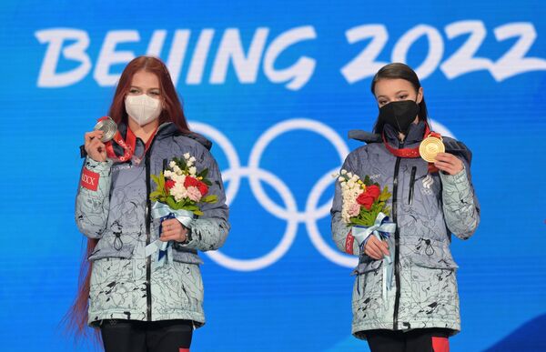 安娜•謝爾巴科娃和亞歷山德拉•特魯索娃獲頒獎牌。 - 俄羅斯衛星通訊社