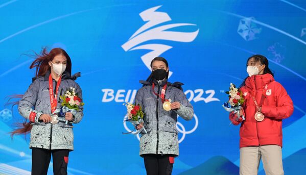 颁奖仪式从左到右：银牌得主亚历山德拉•特鲁索娃（俄罗斯）、金牌得主安娜•谢尔巴科娃（俄罗斯）、铜牌得主坂本香织（日本）。 - 俄罗斯卫星通讯社
